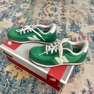Kids green new balance tennis shoes
